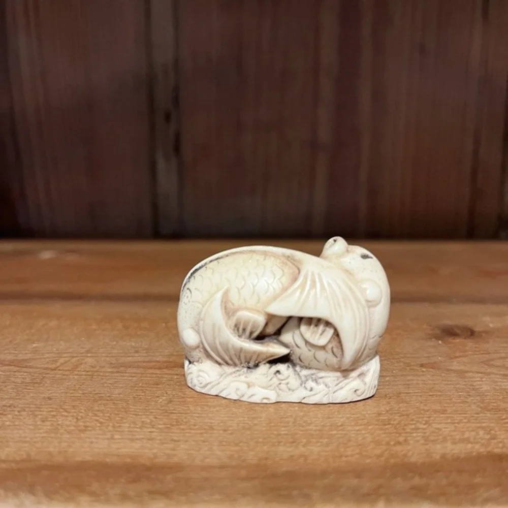 Japanese Netsuke Reproduction Resin  Ivoire‎ Double Fish Face 2